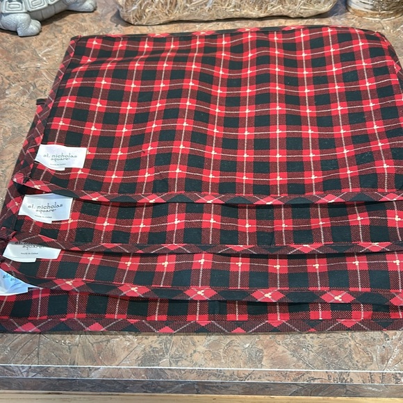 Disney Winter Wishes set of four Mickey and Minnie Mouse placemat. - Picture 7 of 11